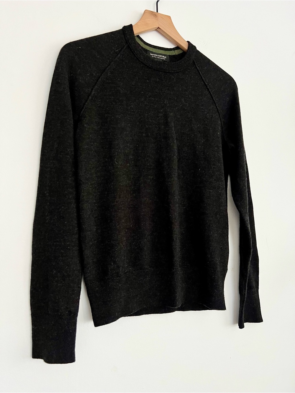Banana Republic Men’s Black Crewneck Sweater - XS